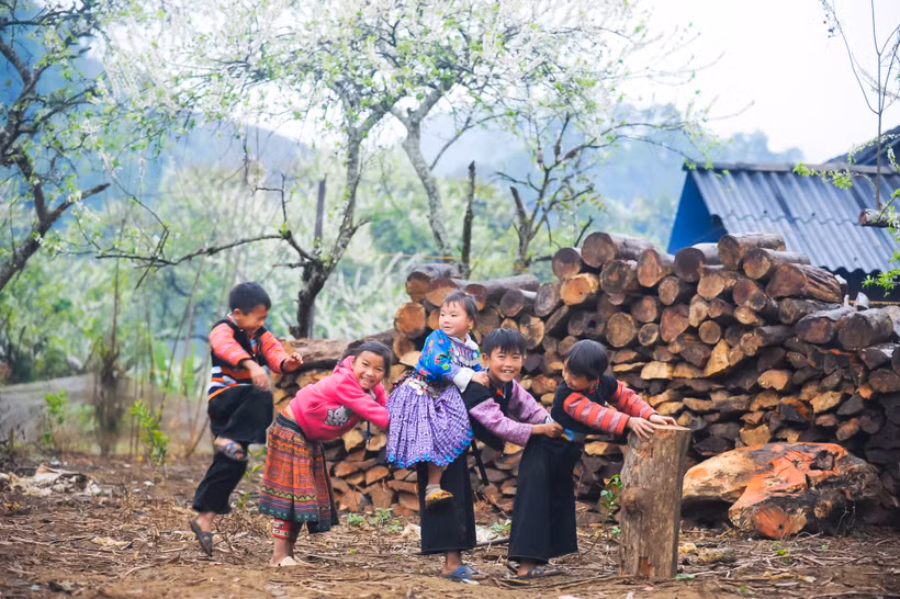 Trẻ em dân tộc Mông vui Tết ở bản Phiêng Canh, huyện Mộc Châu (Sơn La)