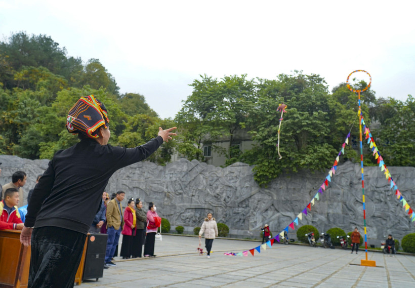 Trò chơi tung còn truyền thống của đồng bào dân tộc Thái. Ảnh: Xuân Tư – TTXVN