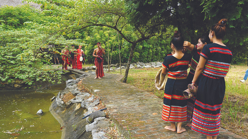 Các chàng trai, cô gái cùng nhau giao duyên đối đáp để bắt cặp đôi. Ảnh: Hoàng Hải - DTMN