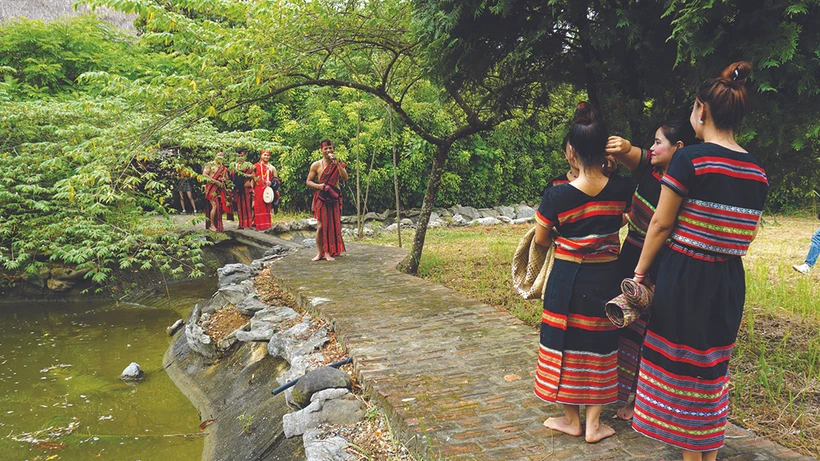 Các chàng trai, cô gái cùng nhau giao duyên đối đáp để bắt cặp đôi. Ảnh: Hoàng Hải - DTMN