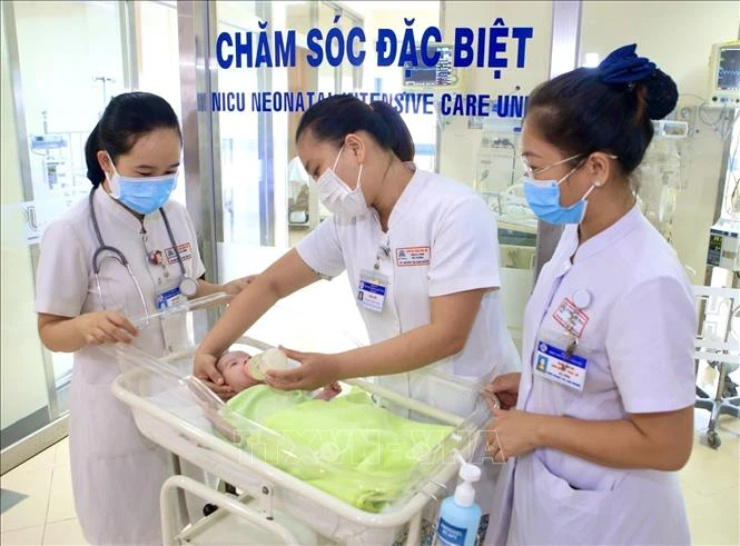 Con gái sơ sinh của sản phụ nhiễm COVID-19 được chăm sóc đặc biệt tại Bệnh viện Trung Ương Huế. Ảnh: Mai Trang - TTXVN