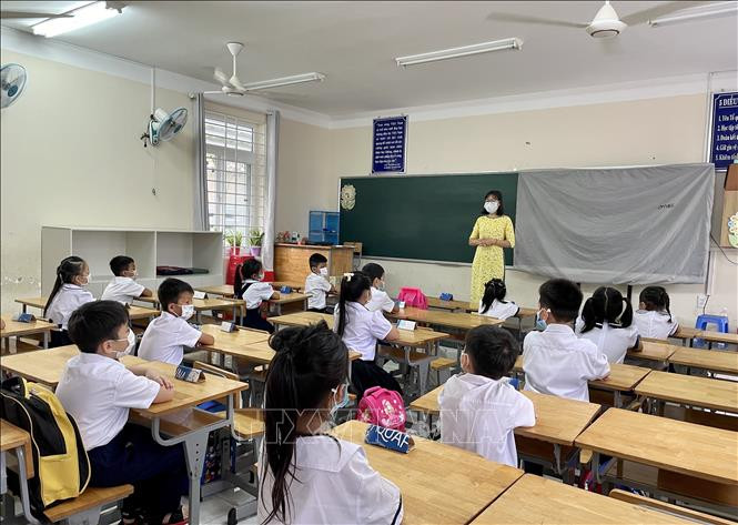 Các em học sinh Trường Tiểu học Cao Văn Ngọc, huyện Côn Đảo bước vào buổi học đầu tiên năm học 2021-2022. Ảnh: TTXVN phát