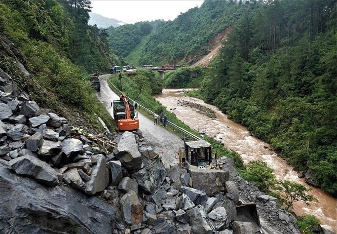 Yên Bái: Sạt lở gây ách tắc giao thông trên Quốc lộ 32