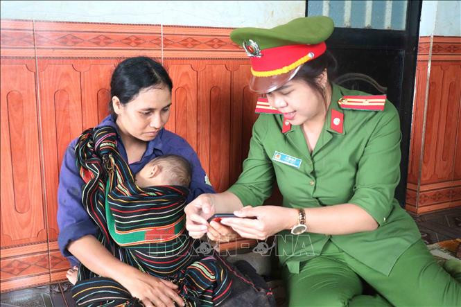 Công an xã Ea Kpam, huyện Cư M’Gar hướng dẫn người dân truy cập và thao tác trên trang Zalo của Công an xã. Ảnh: Hoài Thu – TTXVN