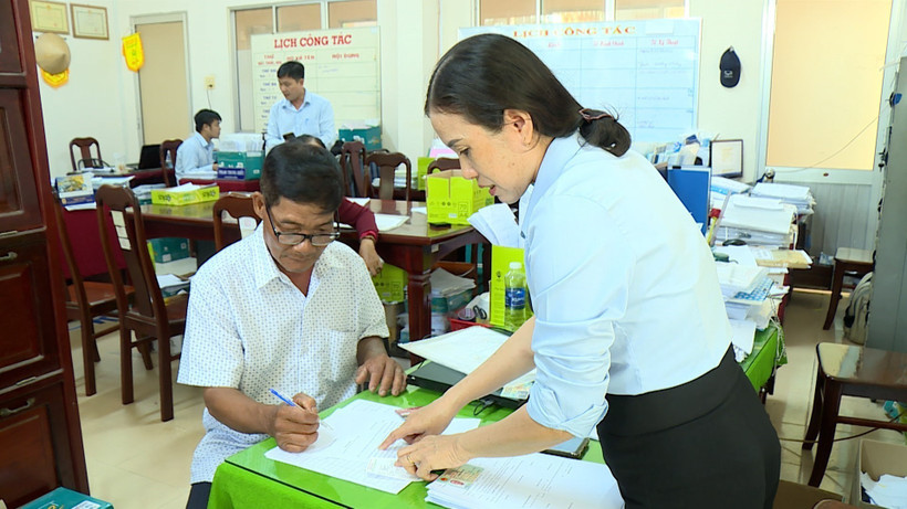 Người dân huyện Thới Lai làm thủ tục nhận tiền bồi thường dự án cao tốc Châu Đốc - Cần Thơ - Sóc Trăng. Ảnh: TTXVN phát