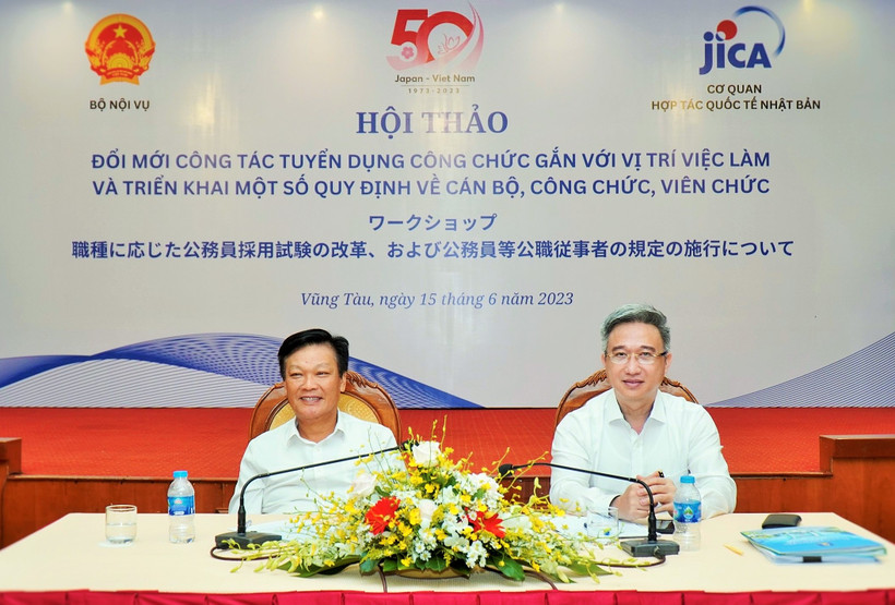 Thứ trưởng Bộ Nội vụ Nguyễn Duy Thăng và Phó Chủ tịch UBND tỉnh Bà Rịa – Vũng Tàu Đặng Minh Thông chủ trì Hội thảo. Ảnh: moha.gov.vn