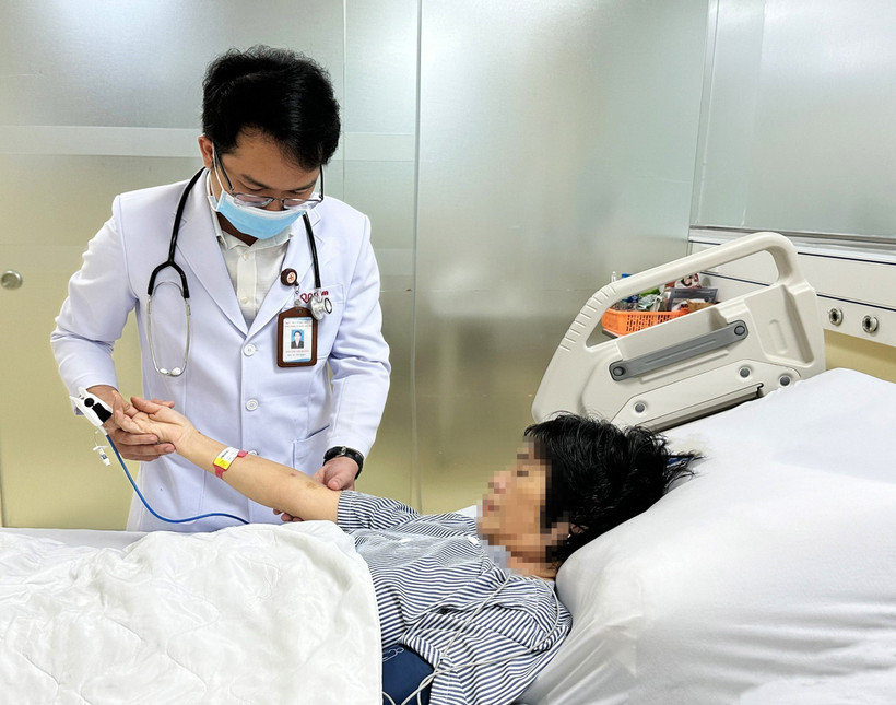 Bác sĩ Bệnh viện Đa khoa Thanh Vũ Medic Bạc Liêu kiểm tra vết ong đốt trên tay bệnh nhân T.H.C. Ảnh: TTXVN phát