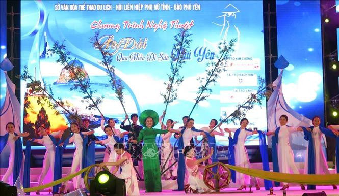 Hoa hậu Việt Nam năm 2018 Trần Tiểu Vy và Á hậu 1 Hoa hậu Việt Nam năm 2020 Phương Anh biểu diễn áo dài có vẽ danh thắng ở Phú Yên. Ảnh: Xuân Triệu – TTXVN