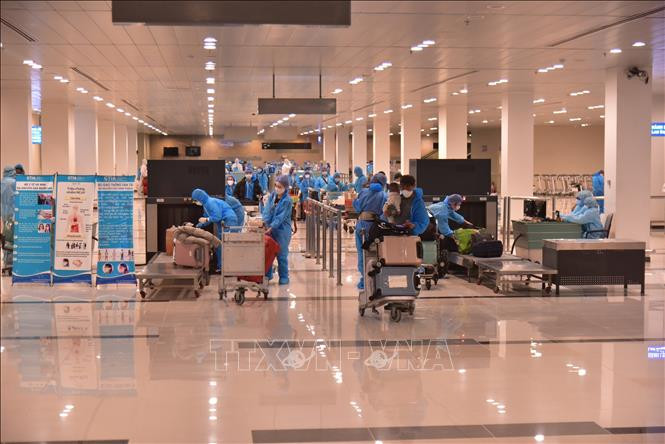 Dịch COVID-19: Việt Nam ghi nhận 11 ca mắc mới được cách ly ngay sau nhập cảnh
