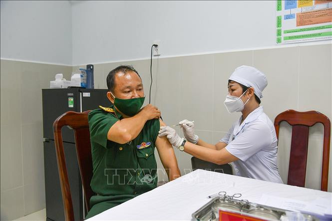 Tiêm vaccine phòng COVID-19, đợt 1 năm 2021 cho cán bộ, chiến sĩ. Ảnh: TTXVN
