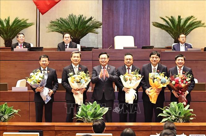 Chủ tịch Quốc hội Vương Đình Huệ tặng hoa chúc mừng Chủ nhiệm một số Ủy ban của Quốc hội, Tổng Thư ký Quốc hội và Tổng kiểm toán Nhà nước. Ảnh: TTXVN