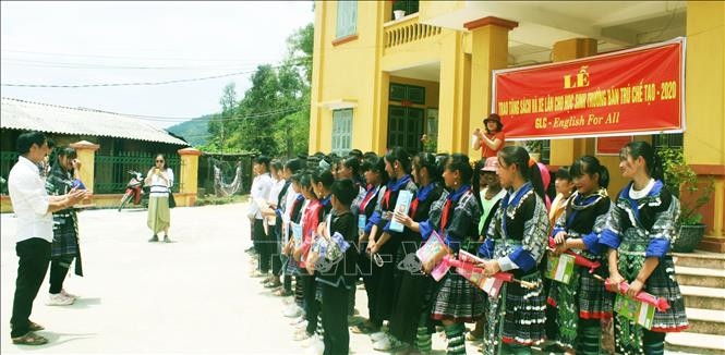 Học sinh ở xã Chế Tạo nhận quà do Quỹ GLC trao tặng. Ảnh: Quang Vinh-TTXVN
