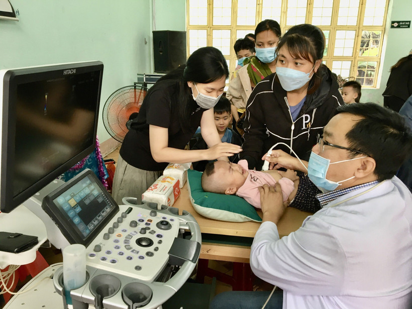 Bác sĩ khám sàng lọc và tư vấn bệnh cho người nhà các bé có nguy cơ mắc bệnh tim bẩm sinh. Ảnh: Hoài Nam – TTXVN