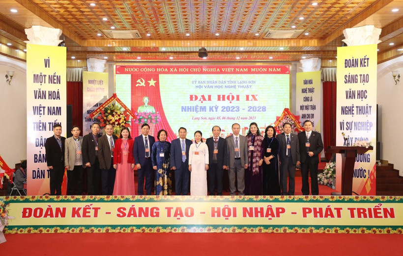 Ra mắt Ban chấp hành Hội Văn học Nghệ thuật Lạng Sơn nhiệm kỳ 2023 – 2028. Ảnh: Anh Tuấn – TTXVN