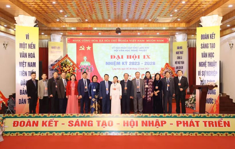 Ra mắt Ban chấp hành Hội Văn học Nghệ thuật Lạng Sơn nhiệm kỳ 2023 – 2028. Ảnh: Anh Tuấn – TTXVN