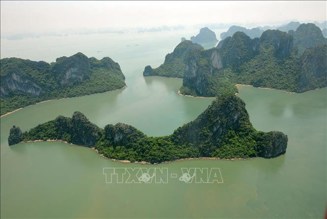 Quảng Ninh: Chiêm ngưỡng kỳ quan thế giới và thành phố bên bờ di sản từ trên cao