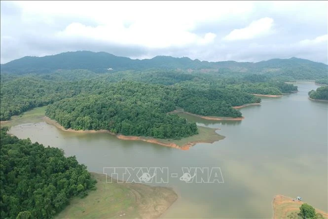 Hệ thống đảo, bán đảo vươn chân ra lòng hồ, tạo nên những vùng vịnh trên lòng hồ Pá Khoang. Ảnh: Xuân Tiến – TTXVN