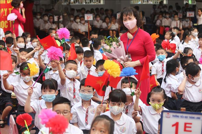 Giáo viên và học sinh lớp 1 Trường Tiểu học Thăng Long, quận Hoàn Kiếm trong ngày khai giảng. Ảnh: Thanh Tùng - TTXVN
