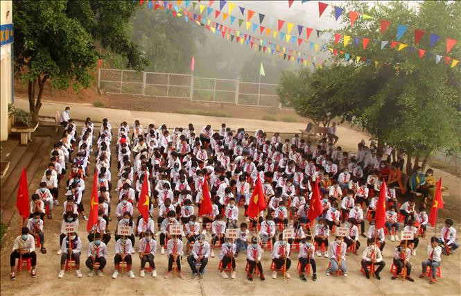 Thầy cô giáo và học sinh Trường Phổ thông dân tộc bán trú THCS xã Ka Lăng nô nức khai giảng năm học mới. Ảnh: Đinh Thùy – TTXVN