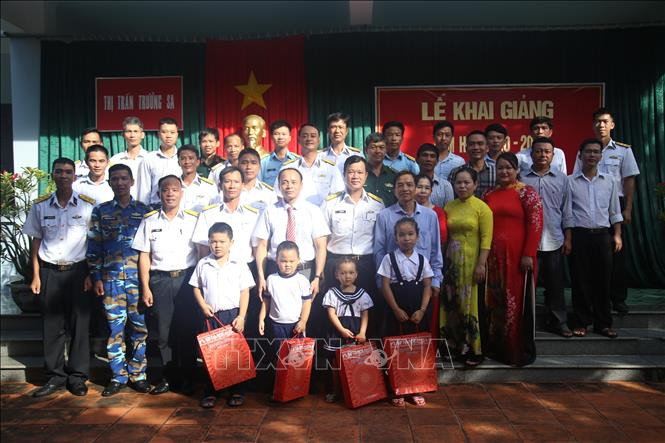 Đại biểu cùng học sinh và giáo viên Trường Tiểu học thị trấn Trường Sa chụp ảnh lưu niệm trong ngày khai giảng. Ảnh: TTXVN phát