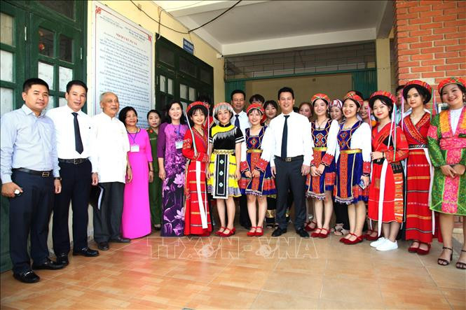 Bí thư Tỉnh ủy Hà Giang Đặng Quốc Khánh chụp ảnh lưu niệm với thầy cô giáo và các em học sinh trường Phổ thông Dân tộc Nội trú Trung học Phổ thông tỉnh Hà Giang. (Tư liệu) Ảnh: Minh Tâm-TTXVN 