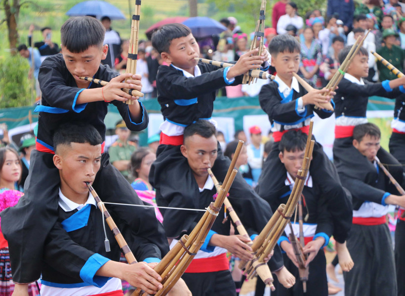 Mãn nhãn màn đồng diễn khèn Mông 