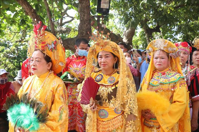 Chuẩn bị các nghi thức trong lễ hội. Ảnh: Tiên Minh – TTXVN