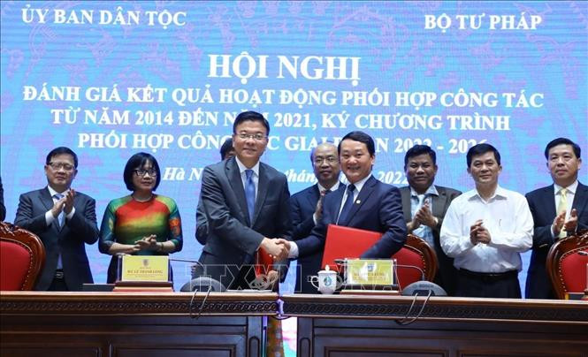 Bộ trưởng, Chủ nhiệm Ủy ban Dân tộc Hầu A Lềnh (bên phải) và Bộ trưởng Bộ Tư pháp Lê Thành Long ký kết Chương trình phối hợp giai đoạn 2022 – 2026. Ảnh: Văn Điệp – TTXVN