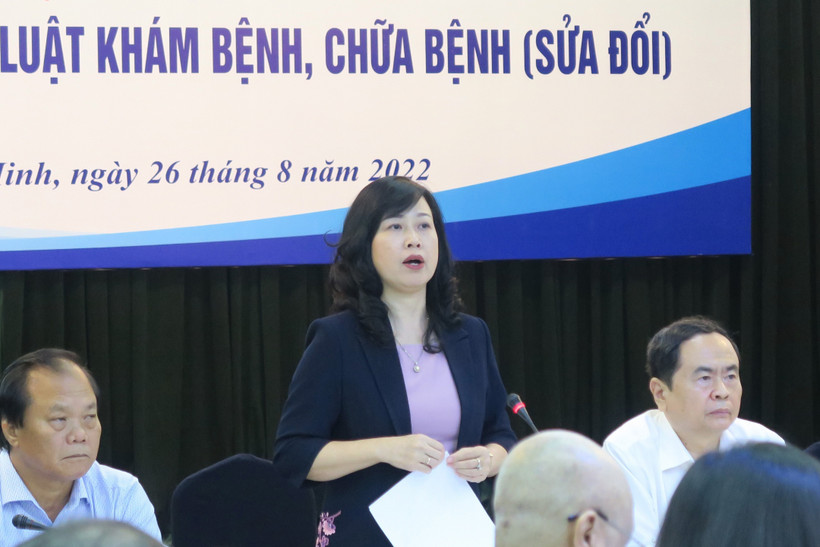 Bà Đào Hồng Lan, Quyền Bộ trưởng Bộ Y tế tiếp thu ý kiến đóng góp của các đại biểu tại Hội thảo. Ảnh: Đinh Hằng – TTXVN