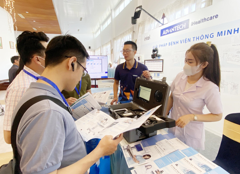 Các đại biểu tham dự hội nghị cùng tìm hiểu về các trang thiết bị y tế hiện đại phục vụ khám, chữa bệnh về tim mạch . Ảnh: Công Thử - TTXVN