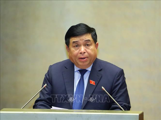 Bộ trưởng Bộ Kế hoạch và Đầu tư Nguyễn Chí Dũng trình bày Tờ trình về dự kiến kế hoạch cơ cấu lại nền kinh tế giai đoạn 2021 - 2025. Ảnh: Văn Điệp – TTXVN