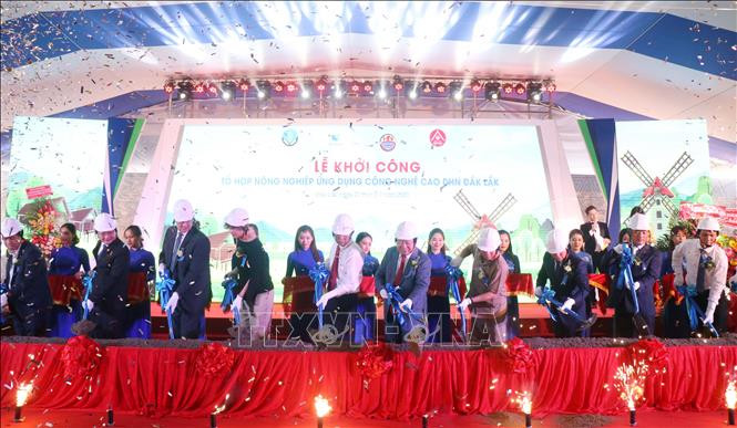 Các đại biểu thực hiện nghi lễ khởi công dự án. Ảnh: Tuấn Anh – TTXVN