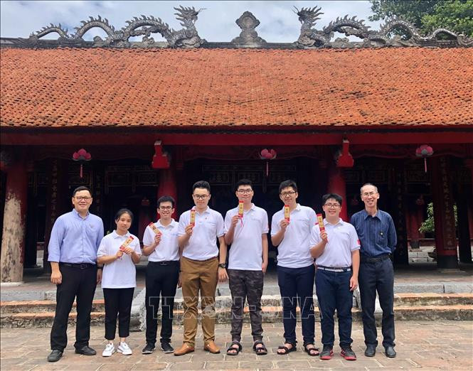 Các thành viên Đội tuyển dự thi Olympic Toán học quốc tế lần thứ 61. Ảnh: TTXVN phát.