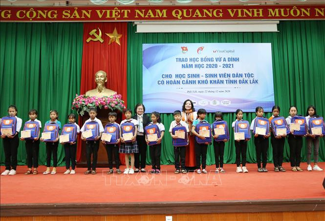 Tặng học bổng Vừ A Dính cho học sinh dân tộc vượt khó hiếu học tỉnh Đắk Lắk. Ảnh: Hoài Thu – TTXVN.