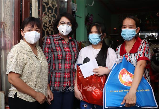 Chủ tịch Ủy ban MTTQ Thành phố Hồ Chí Minh Tô Thị Bích Châu thăm hỏi và tặng quà cho các em mồ côi vì COVID-19 tại Quận 4. Ảnh: Thu Hương – TTXVN
