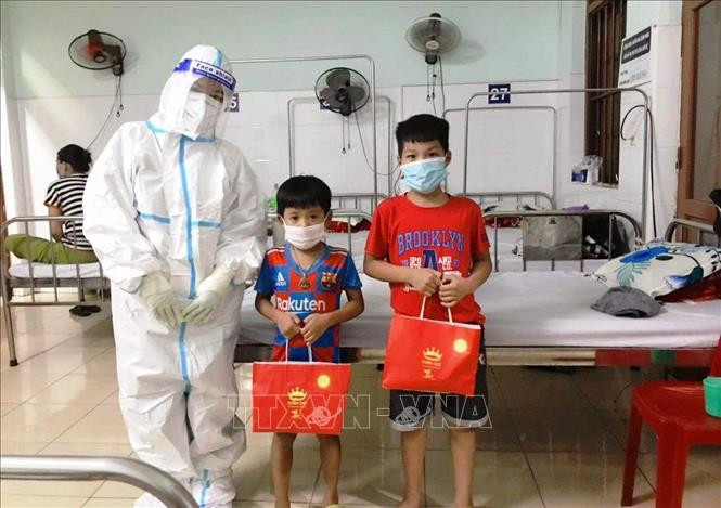 Những phần quà Trung thu đến với trẻ em tại các khu điều trị, cách ly phòng chống dịch COVID-19. Ảnh: TTXVN phát