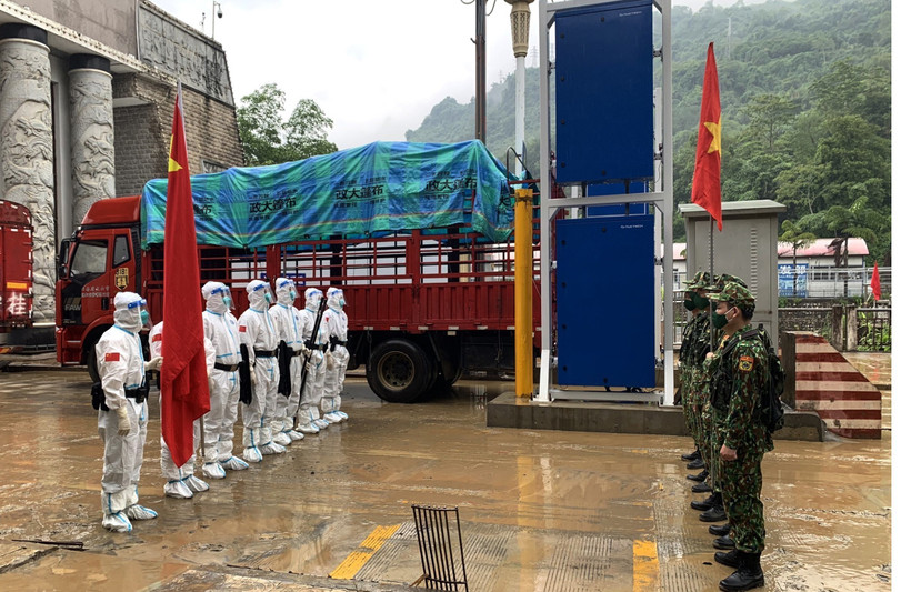 Hai bên trao đổi, thống nhất các nội dung trước khi tuần tra. Ảnh: Minh Tâm-TTXVN