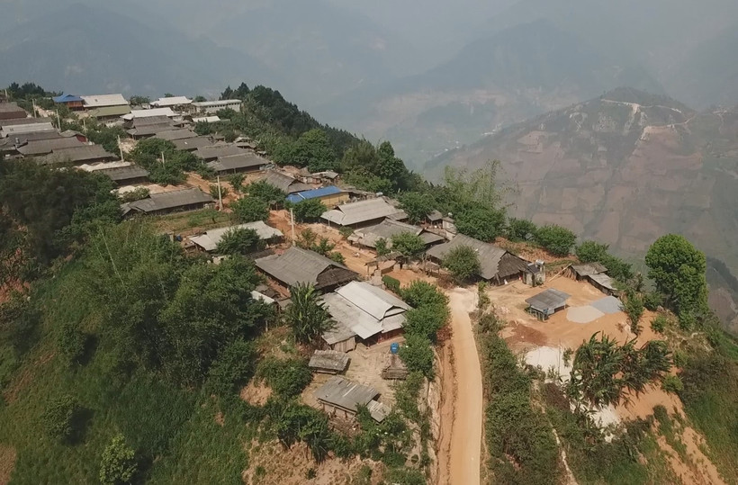 Bản Cu Vai, xã Xà Hồ, huyện Trạm Tấu nằm biệt lập trên đỉnh núi cao, là điểm tái định cư của gần 50 hộ đồng bào dân tộc Mông. Ảnh: Việt Dũng-TTXVN