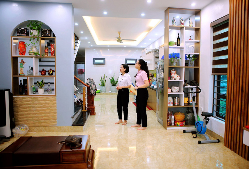 Ngôi nhà mới xây từ nguồn vốn vay của NHCSXH giúp gia đình chị Bùi Thị Như Quỳnh (bên trái), tổ dân phố Tân An, thị trấn Sơn Dương (Sơn Dương, Tuyên Quang) có chỗ ở ổn định. Ảnh: TTXVN phát