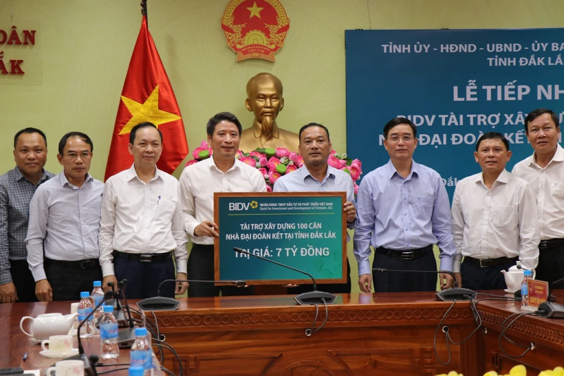 Chủ tịch UBMTTQ Việt Nam tỉnh Đắk Lắk Y Giang Gry Niê Knơng tiếp nhận tài trợ 100 căn nhà đại đoàn kết từ BIDV. Ảnh: Anh Dũng - TTXVN