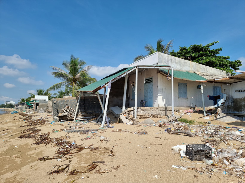 Nhà dân ở khu phố Ninh Chữ 1, thị trấn Khánh Hải (Ninh Hải, Ninh Thuận) bị hư hỏng, sạt lở. Ảnh: Nguyễn Thành – TTXVN