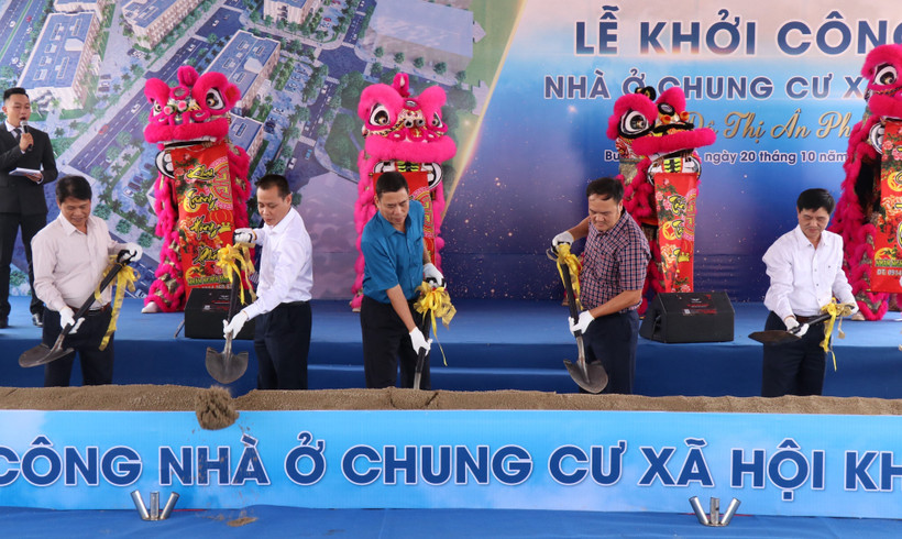 Các đại biểu động thổ khởi công dự án nhà ở chung cư xã hội Khu đô thị Ân Phú, thành phố Buôn Ma Thuột. Ảnh: Anh Dũng – TTXVN