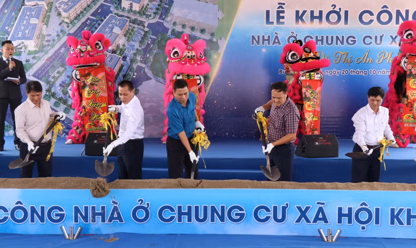 Các đại biểu động thổ khởi công dự án nhà ở chung cư xã hội Khu đô thị Ân Phú, thành phố Buôn Ma Thuột. Ảnh: Anh Dũng – TTXVN