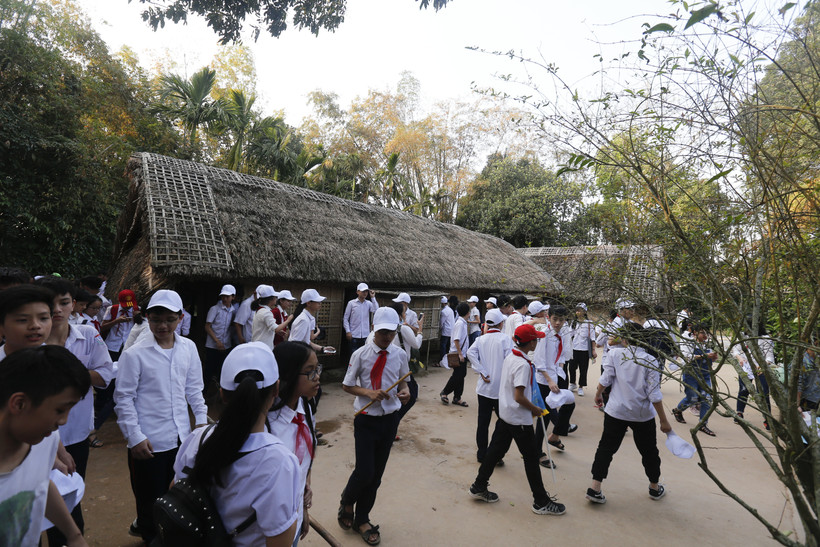 Học sinh tham quan ngôi nhà tranh đơn sơ của cụ Phó bảng Nguyễn Sinh Sắc - thân sinh ra Chủ tịch Hồ Chí Minh tại làng Sen, nay thuộc xã Kim Liên, huyện Nam Đàn. Ảnh: Nguyễn Việt