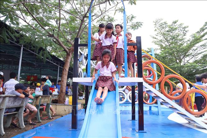 Học sinh vùng biên thích thú khi có cụm trò chơi. Ảnh: Thanh Tân - TTXVN