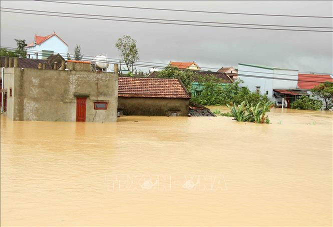 Hơn 10.000 hộ dân huyện Quảng Ninh (Quảng Bình) bị ngập sâu trong lũ. Ảnh: Văn Tý-TTXVN