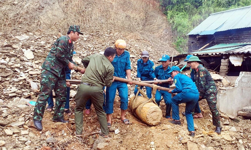 Ban Chỉ huy Quân sự huyện Tương Dương, lực lượng Dân quân xã Xá Lượng tiến hành trục vớt, vận chuyển quả bom đến khu vực hủy nổ. Ảnh: TTXVN phát