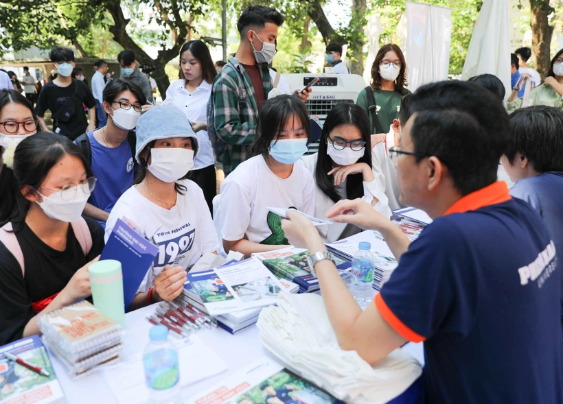 Nhiều thí sinh có tâm lý chờ đến cuối mới đăng ký xét tuyển, việc này tiềm ẩn nhiều nguy cơ về sai sót thông tin, không đăng ký thành công nguyện vọng gây ảnh hưởng việc xét tuyển, thậm chí là không được vào đại học. Ảnh: Thanh Tùng - TTXVN