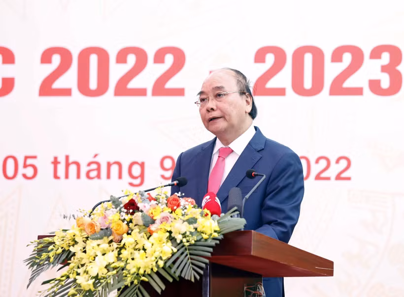 Chủ tịch nước Nguyễn Xuân Phúc phát biểu tại buổi lễ Lễ khai giảng năm học 2022-2023 tại Trường THPT Chuyên Khoa học Tự nhiên (Đại học Khoa học Tự nhiên thuộc Đại học Quốc gia Hà Nội). Ảnh: Thống Nhất - TTXVN
