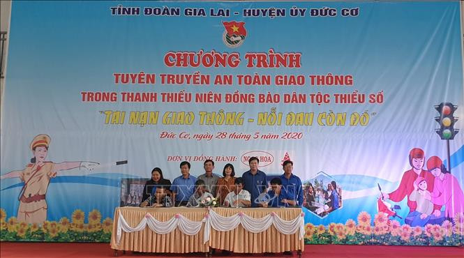 Để nội dung tuyên truyền có hiệu quả nhất, ban tổ chức chương trình thực hiện ký biên bản ghi nhớ giữa thanh niên, già làng và các tổ chức hội trên địa bàn. Ảnh: Hồng Điệp - TTXVN